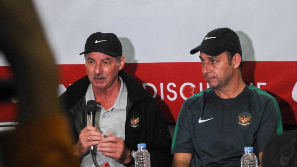 Pelatih Timnas Indonesia, Alfred Riedl (kiri). Copyright: &copy; Prima Pribadi/Indosport